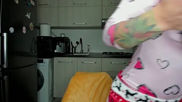 Snapshot of NNNoire chatting on 02-08-25, 08:53 NNNoire online show from 02-08-25, 08:53