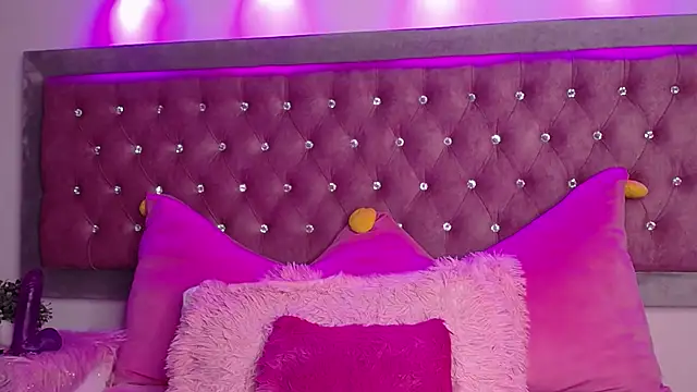 Snapshot of Silver_Rosex chatting on 01-15-25, 07:15 Silver Rosex online show from 01-15-25, 07:15