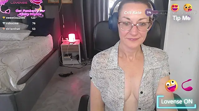 Snapshot of boeslaboes1 chatting on 12-14-25, 02:33 boeslaboes1 online show from 12-14-25, 02:33