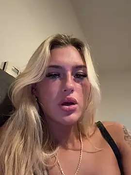 Snapshot of PrettyPrincess69x chatting on 03-11-25, 10:20 PrettyPrincess69x online show from 03-11-25, 10:20