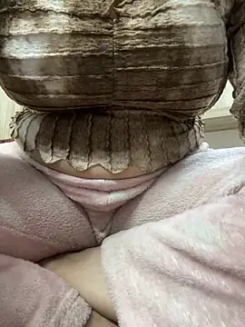 Snapshot of Red-Magic-25 chatting on 02-15-25, 07:27 Red-Magic-25 online show from 02-15-25, 07:27