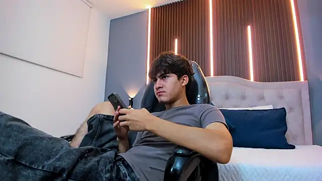 Tommy18   online show from 12-17-25, 03:34