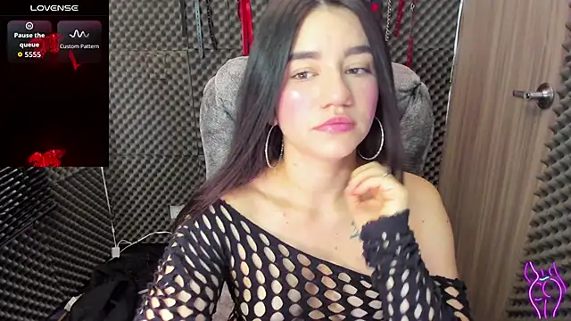 Snapshot of lilihot_ chatting on 10-25-25, 04:13 lilihot  online show from 10-25-25, 04:13