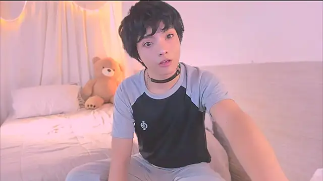 Snapshot of AllanYong18 chatting on 11-17-25, 02:23 AllanYong18 online show from 11-17-25, 02:23