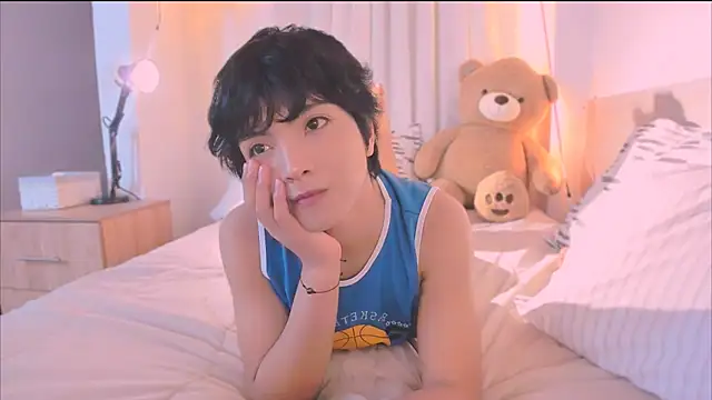 Snapshot of AllanYong18 chatting on 11-19-25, 07:19 AllanYong18 online show from 11-19-25, 07:19