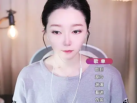 Snapshot of Zoe-99 chatting on 10-08-25, 10:24 Zoe-99 online show from 10-08-25, 10:24