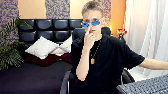 Snapshot of blondie_lover69 chatting on 02-15-25, 07:28 blondie lover69 online show from 02-15-25, 07:28