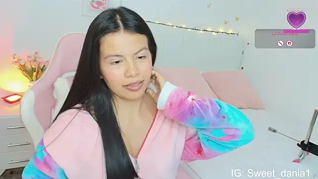 Snapshot of sweet_dania_ chatting on 09-21-25, 03:52 sweet dania  online show from 09-21-25, 03:52