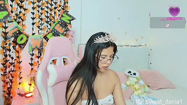 Snapshot of sweet_dania_ chatting on 10-24-25, 08:33 sweet dania  online show from 10-24-25, 08:33