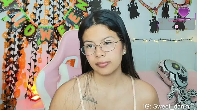 Snapshot of sweet_dania_ chatting on 10-28-25, 09:35 sweet dania  online show from 10-28-25, 09:35