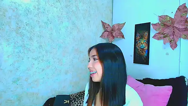 Snapshot of Rousse_violett chatting on 02-06-25, 08:02 Rousse violett online show from 02-06-25, 08:02