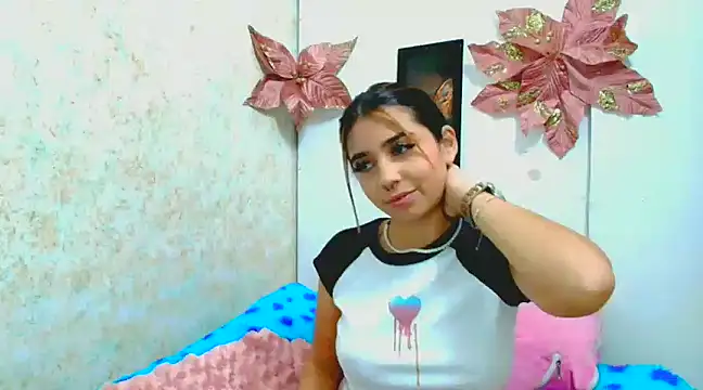 Snapshot of Rousse_violett chatting on 02-25-25, 10:39 Rousse violett online show from 02-25-25, 10:39