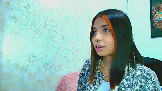 Snapshot of Rousse_violett chatting on 03-05-25, 08:10 Rousse violett online show from 03-05-25, 08:10