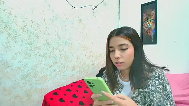 Snapshot of Rousse_violett chatting on 03-15-25, 08:21 Rousse violett online show from 03-15-25, 08:21