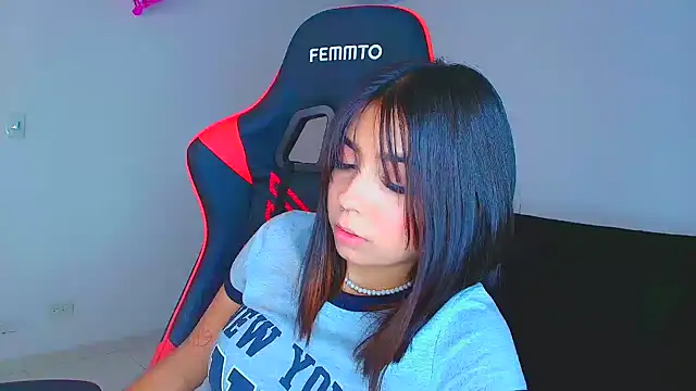 Snapshot of Rousse_violett chatting on 09-23-25, 07:50 Rousse violett online show from 09-23-25, 07:50