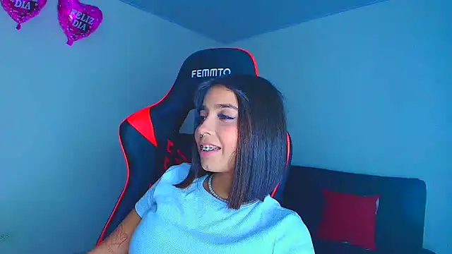 Snapshot of Rousse_violett chatting on 10-18-25, 01:30 Rousse violett online show from 10-18-25, 01:30