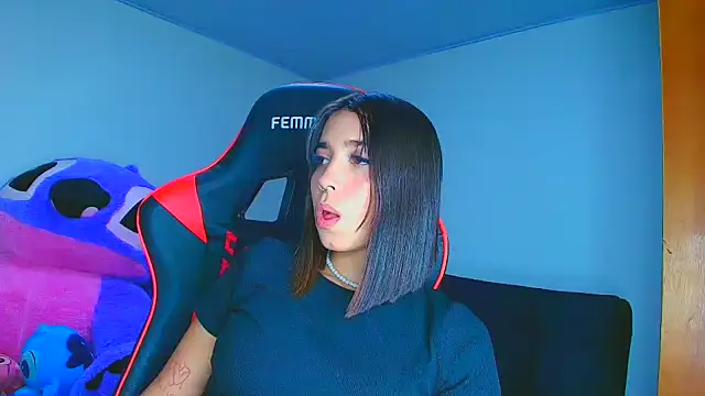 Snapshot of Rousse_violett chatting on 11-25-25, 12:21 Rousse violett online show from 11-25-25, 12:21