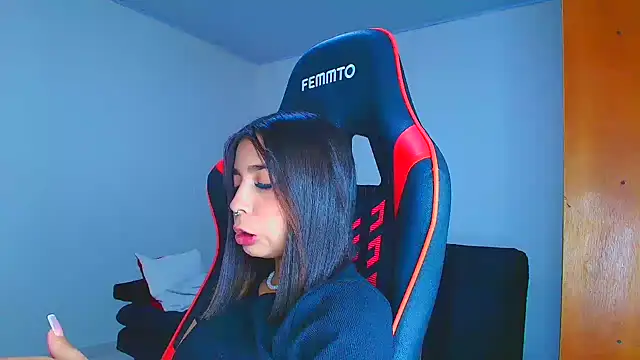 Snapshot of Rousse_violett chatting on 12-01-25, 09:09 Rousse violett online show from 12-01-25, 09:09