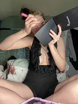 VioletxBlue online show from 04-28-26, 12:32