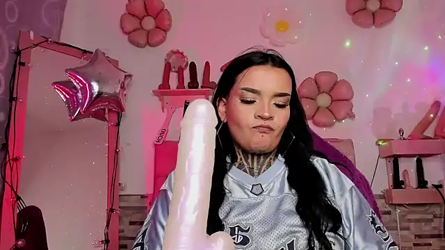 Snapshot of amyswallow7 chatting on 10-25-25, 02:52 amyswallow7 online show from 10-25-25, 02:52