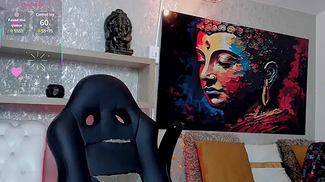 Snapshot of Luxury_Woman chatting on 03-20-25, 06:20 Luxury Woman online show from 03-20-25, 06:20