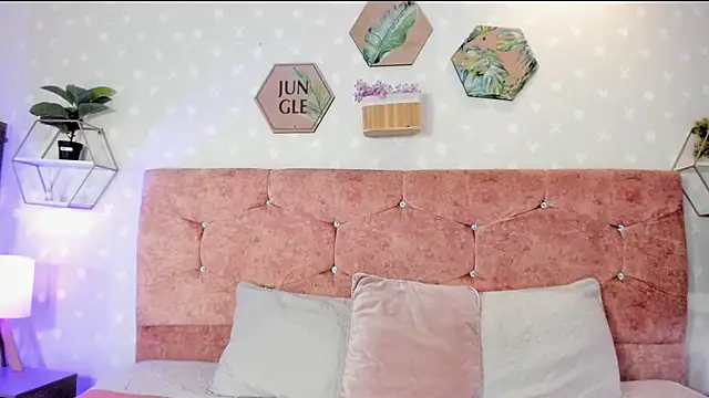 Snapshot of Elise-Leyton chatting on 03-09-25, 02:10 Elise-Leyton online show from 03-09-25, 02:10