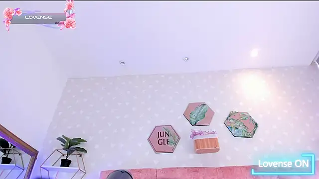 Snapshot of Elise-Leyton chatting on 03-19-25, 04:24 Elise-Leyton online show from 03-19-25, 04:24