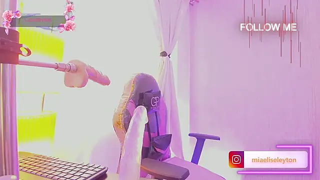 Snapshot of Elise-Leyton chatting on 09-12-25, 02:39 Elise-Leyton online show from 09-12-25, 02:39