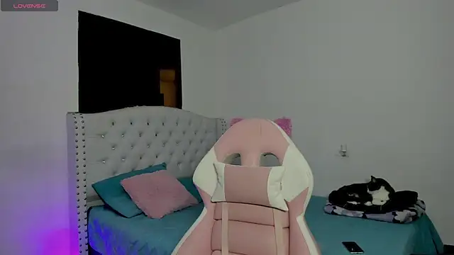 Snapshot of Alana_ponsee chatting on 12-14-25, 04:07 Alana ponsee online show from 12-14-25, 04:07