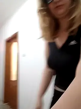 Snapshot of blondaf chatting on 03-14-25, 05:27 blondaf online show from 03-14-25, 05:27