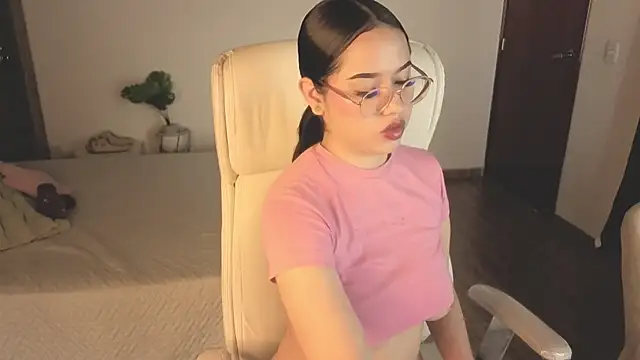 Snapshot of Renaxi_Smith chatting on 11-01-25, 08:00 Renaxi Smith online show from 11-01-25, 08:00