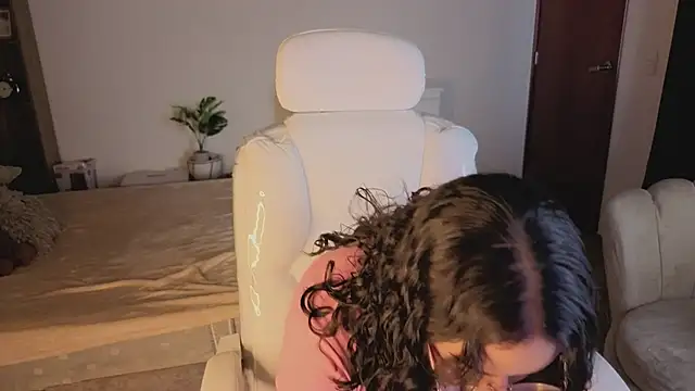 Snapshot of Renaxi_Smith chatting on 12-13-25, 07:53 Renaxi Smith online show from 12-13-25, 07:53