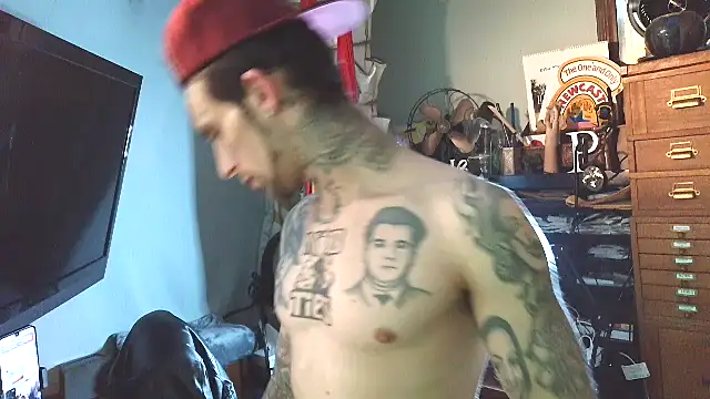 Snapshot of Aru916 chatting on 12-17-25, 01:17 Aru916 online show from 12-17-25, 01:17