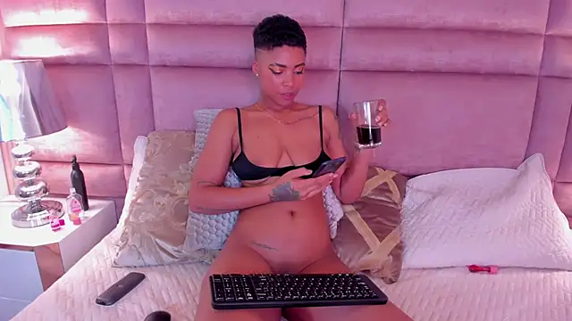 Snapshot of LuciaWallace chatting on 02-04-25, 10:24 LuciaWallace online show from 02-04-25, 10:24