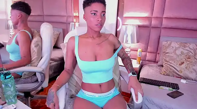 Snapshot of LuciaWallace chatting on 02-15-25, 03:42 LuciaWallace online show from 02-15-25, 03:42