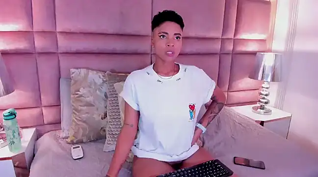 Snapshot of LuciaWallace chatting on 02-15-25, 10:33 LuciaWallace online show from 02-15-25, 10:33