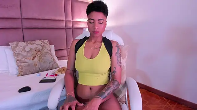 Snapshot of LuciaWallace chatting on 03-13-25, 09:48 LuciaWallace online show from 03-13-25, 09:48