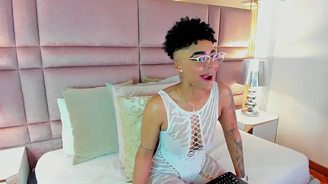 Snapshot of LuciaWallace chatting on 09-27-25, 03:33 LuciaWallace online show from 09-27-25, 03:33