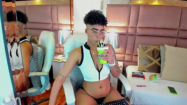 Snapshot of LuciaWallace chatting on 10-03-25, 01:57 LuciaWallace online show from 10-03-25, 01:57