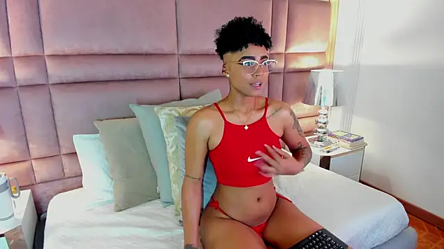 Snapshot of LuciaWallace chatting on 10-06-25, 10:51 LuciaWallace online show from 10-06-25, 10:51