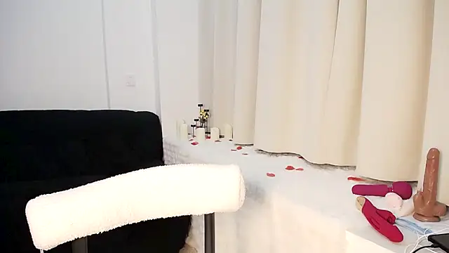 Snapshot of Hey-Cute chatting on 01-26-25, 12:54 Hey-Cute online show from 01-26-25, 12:54