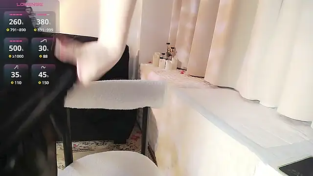 Snapshot of Hey-Cute chatting on 02-15-25, 04:01 Hey-Cute online show from 02-15-25, 04:01