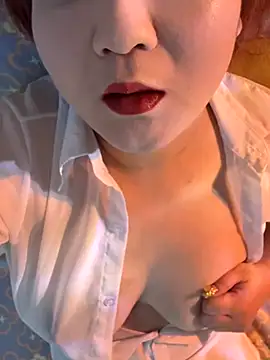 Snapshot of Hey-Cute chatting on 10-19-25, 12:44 Hey-Cute online show from 10-19-25, 12:44