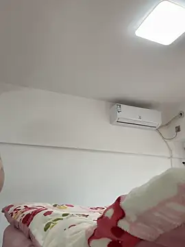 Snapshot of Hey-Cute chatting on 11-16-25, 12:27 Hey-Cute online show from 11-16-25, 12:27