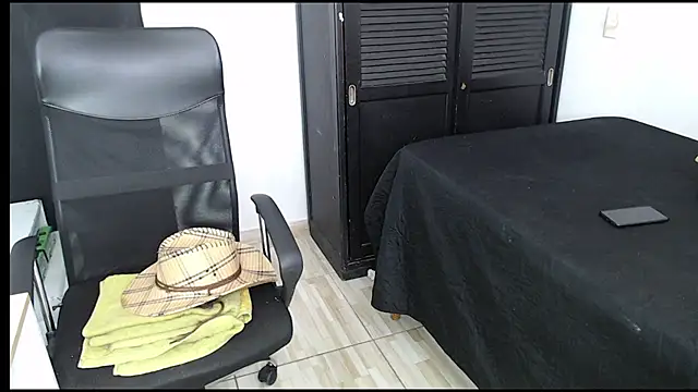 Snapshot of avis_lara chatting on 10-31-25, 03:46 avis lara online show from 10-31-25, 03:46