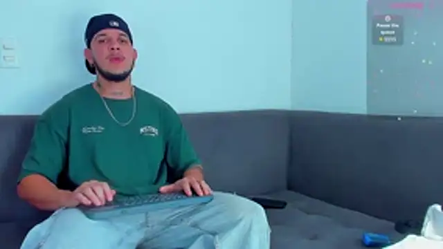 Snapshot of austinoficial chatting on 10-15-25, 08:20 austinoficial online show from 10-15-25, 08:20