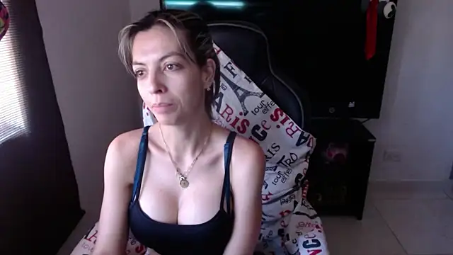 Snapshot of Princezzlove3 chatting on 01-13-25, 06:27 Princezzlove3 online show from 01-13-25, 06:27