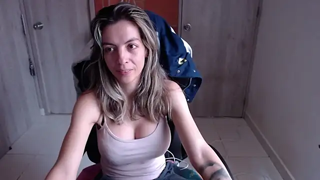 Snapshot of Princezzlove3 chatting on 02-08-25, 02:49 Princezzlove3 online show from 02-08-25, 02:49