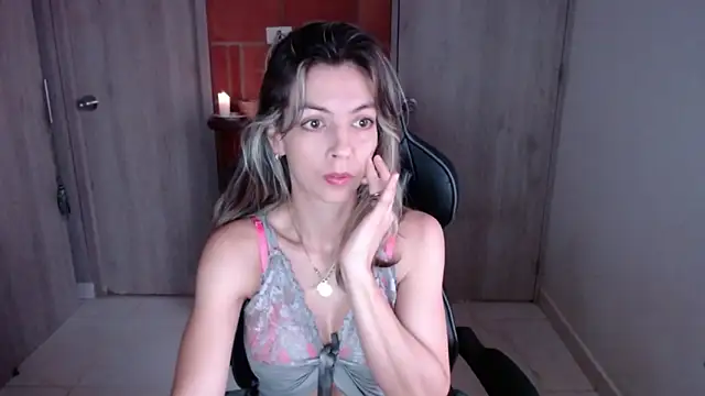 Snapshot of Princezzlove3 chatting on 02-12-25, 12:12 Princezzlove3 online show from 02-12-25, 12:12