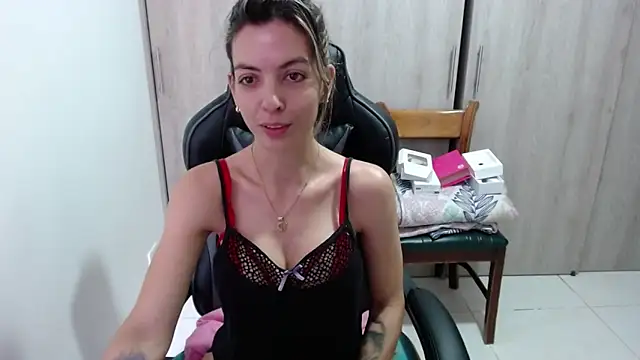 Snapshot of Princezzlove3 chatting on 02-13-25, 02:52 Princezzlove3 online show from 02-13-25, 02:52